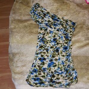 Off the shoulder top,rushed sides.